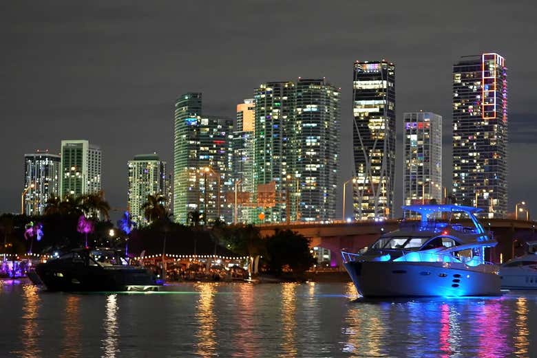 Surcando de noche la costa de Miami