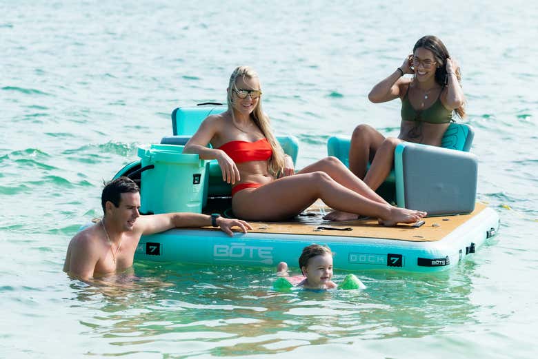 Disfrutando del baño en una plataforma en el mar