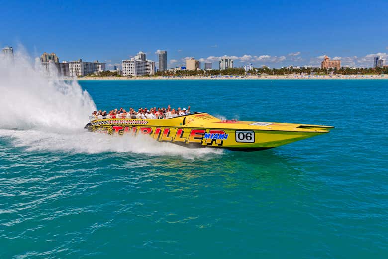 Lancha tipo thriller surcando las aguas de Miami