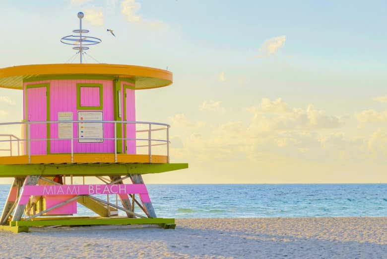 Torre de salvamento en la playa de Miami