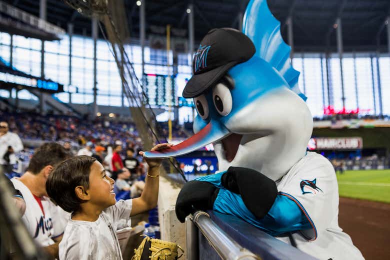 Con la mascota del equipo