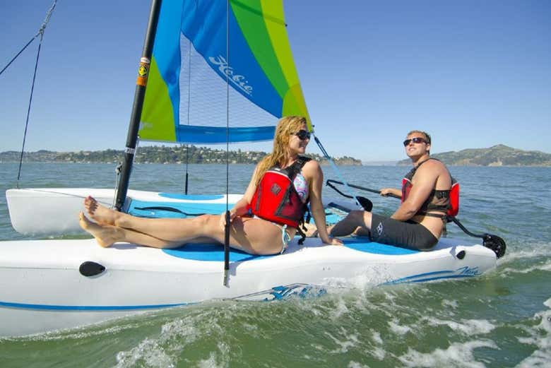 Navegando en un catamarán de tipo Hobie Cat por Miami