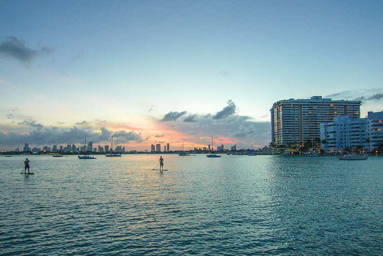 Remando junto a la costa de Miami